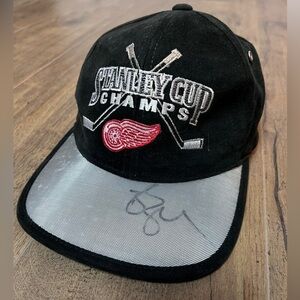 VNTG Signed Detroit Red Wings 1998 Stanley Cup Champion Starter Hat